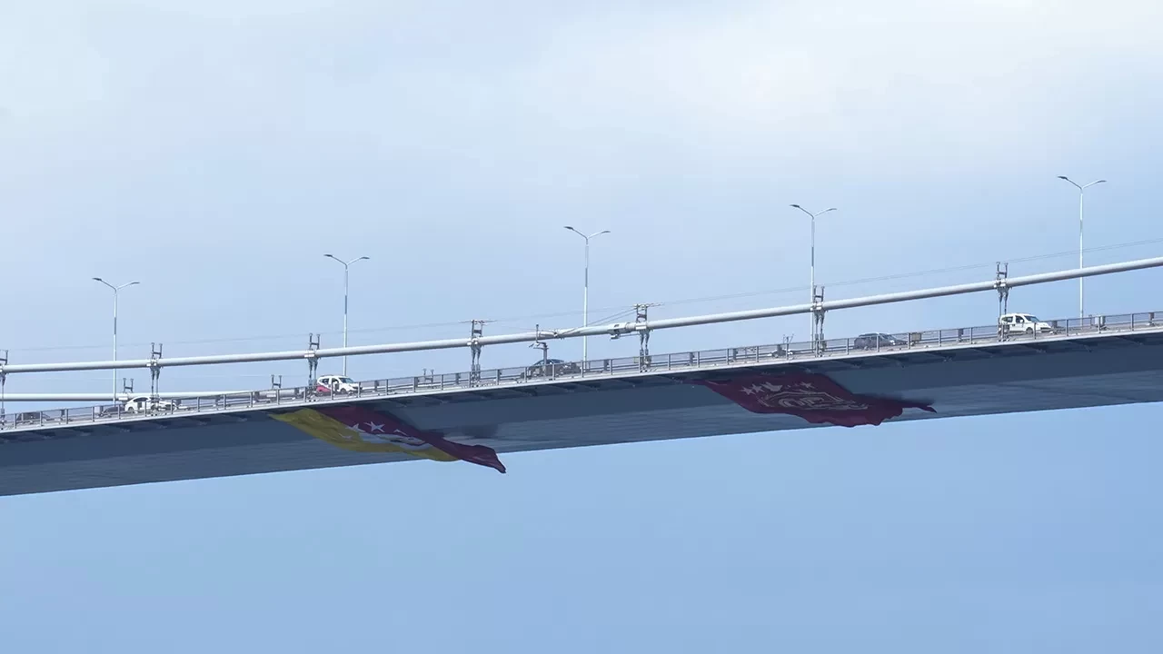 Süper Lig şampiyonu Galatasaray'ın bayrağı 15 Temmuz Şehitler Köprüsü’ne asıldı