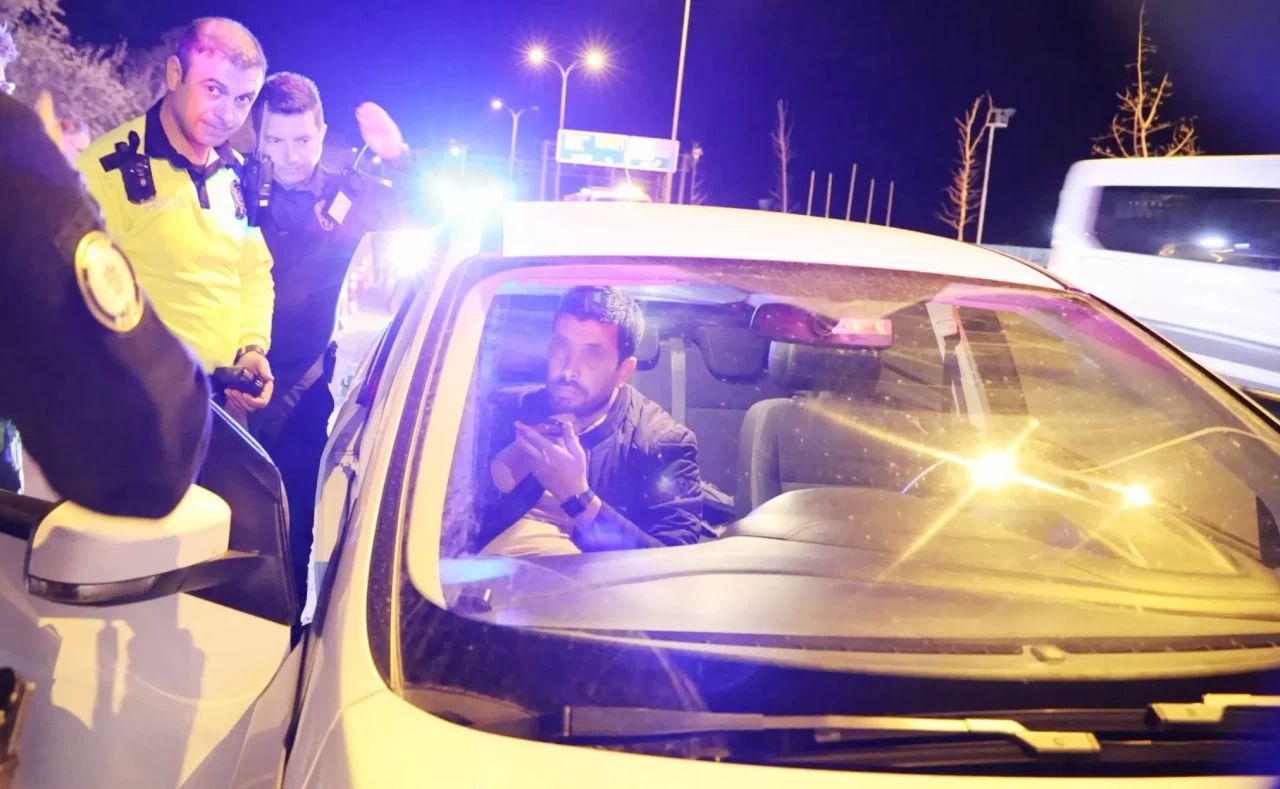 Kovalamaca sonucu yakalanan sürücüyle polisin imtihanı