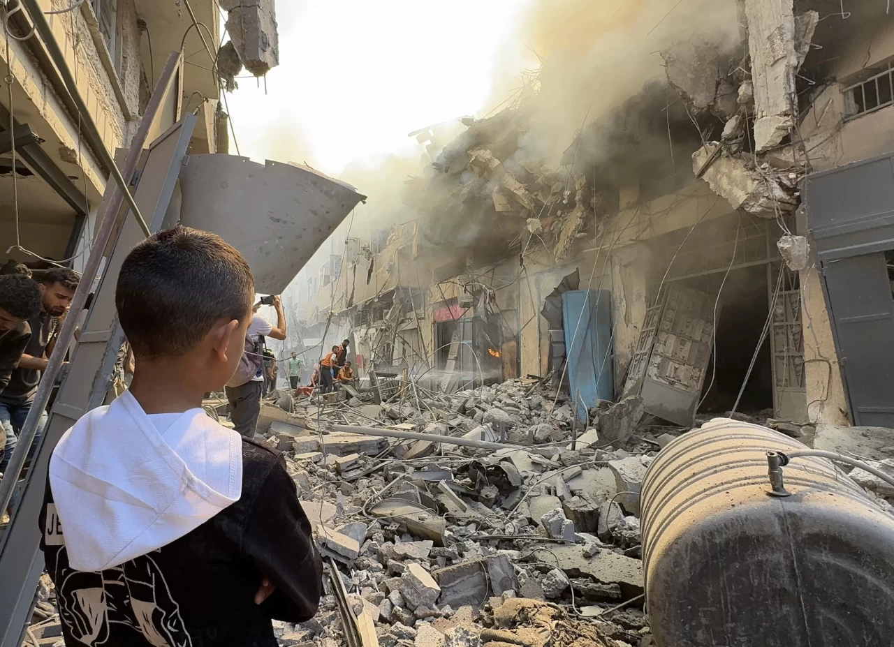 İsrail’in Gazze’ye yönelik saldırıları dükkanlar ve evleri hedef aldı