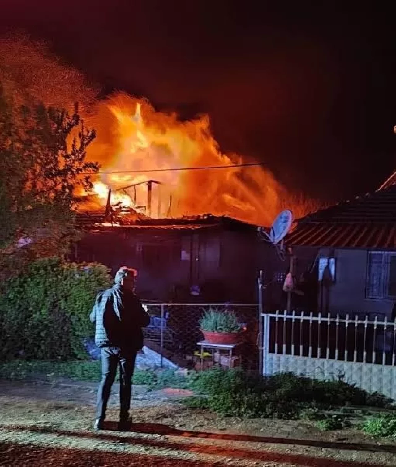 Uşak’ta tek katlı evde yangın