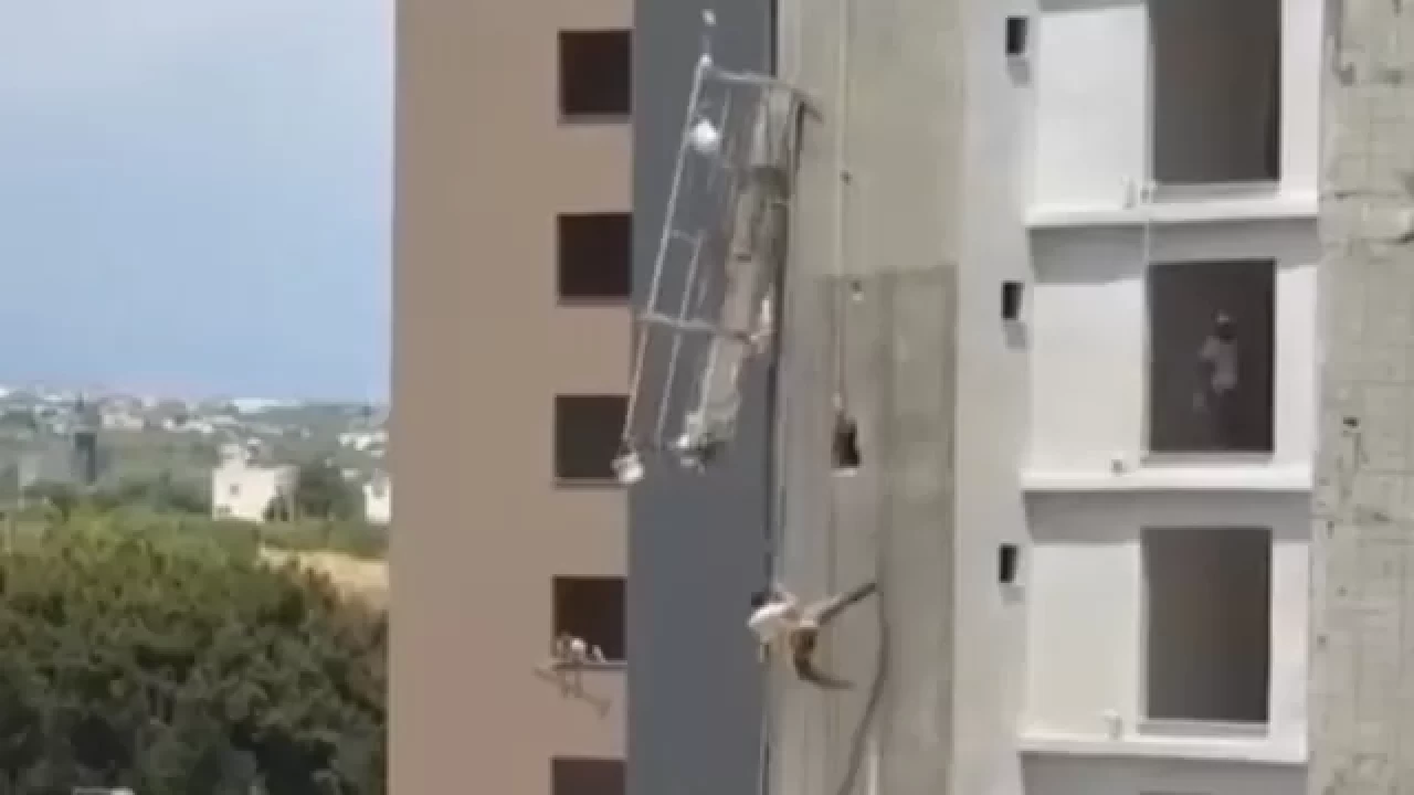 Mersin’de iskeleden düşen işçi emniyet halatıyla son anda kurtuldu