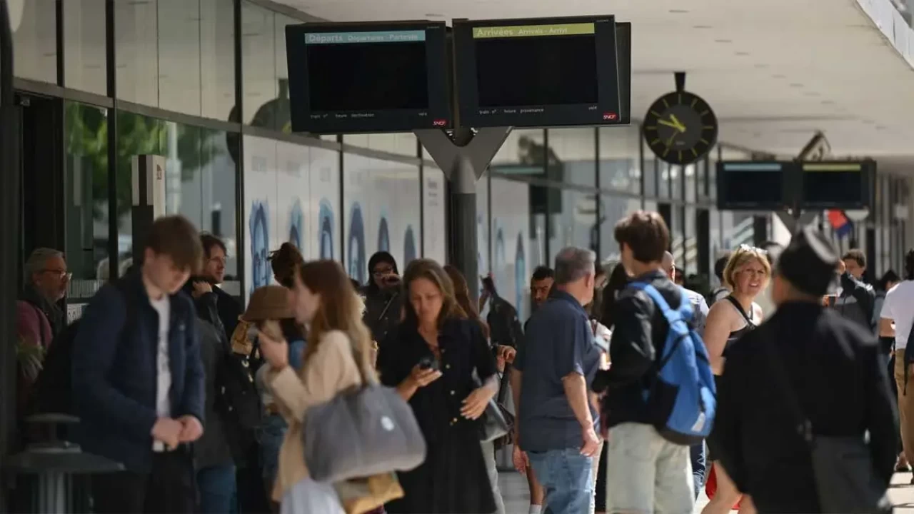 Elektrik kesintisi bu kez Fransa'da! Kundaklama şüphesi başı çekiyor