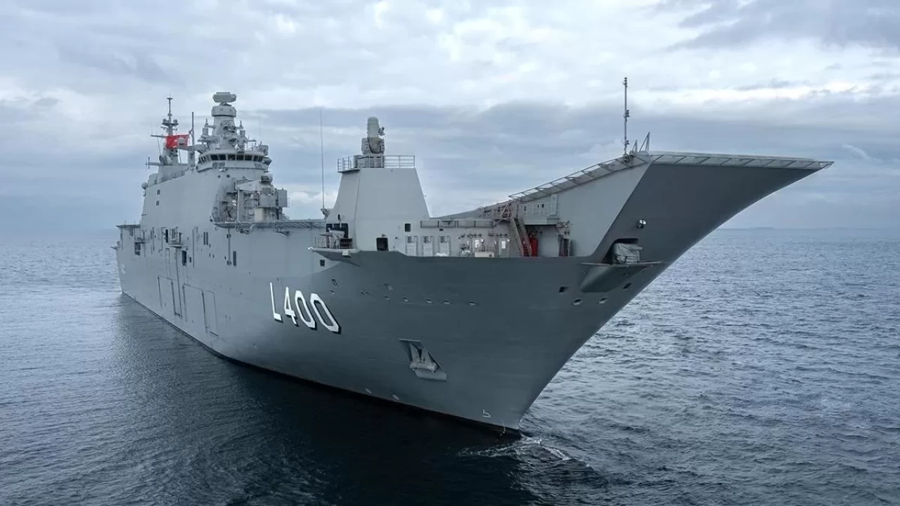 Harp okulu öğrencilerini taşıyan TCG Anadolu Samsun'a uğurlandı