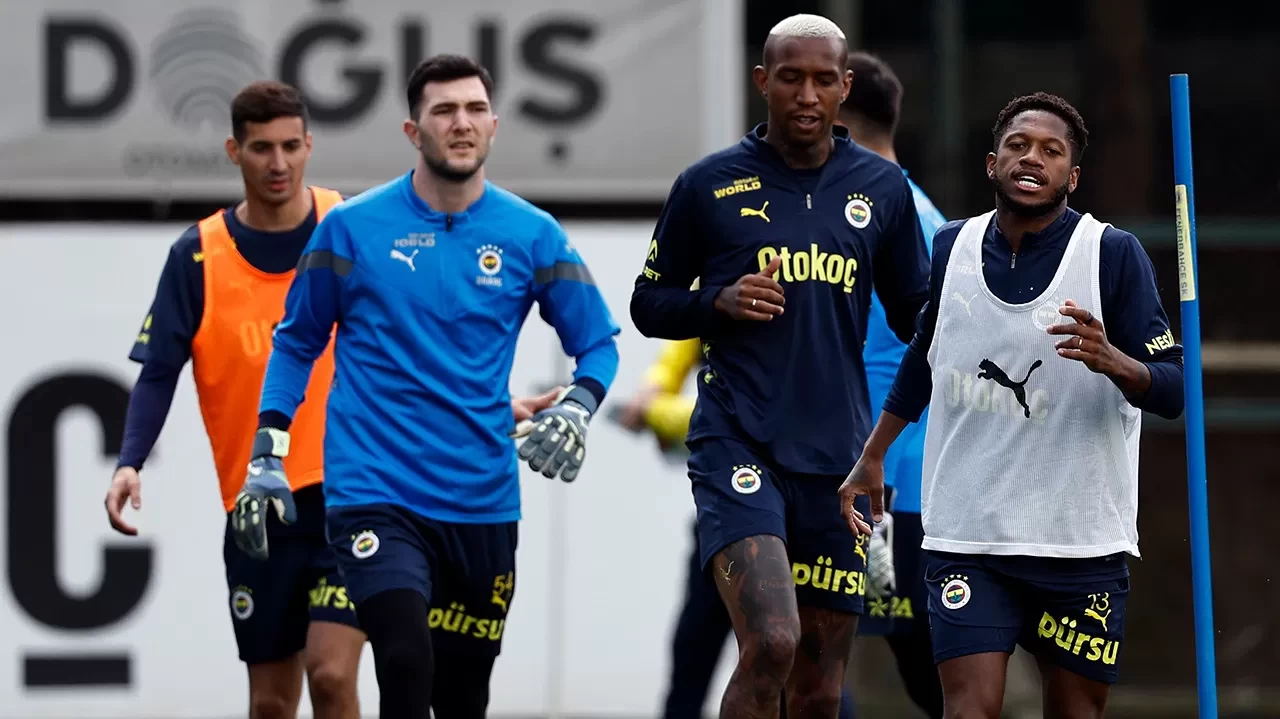 Jose Mourinho yönetimindeki Fenerbahçe, Süper Lig’deki Eyüpspor maçı hazırlıklarını sürdürüyor