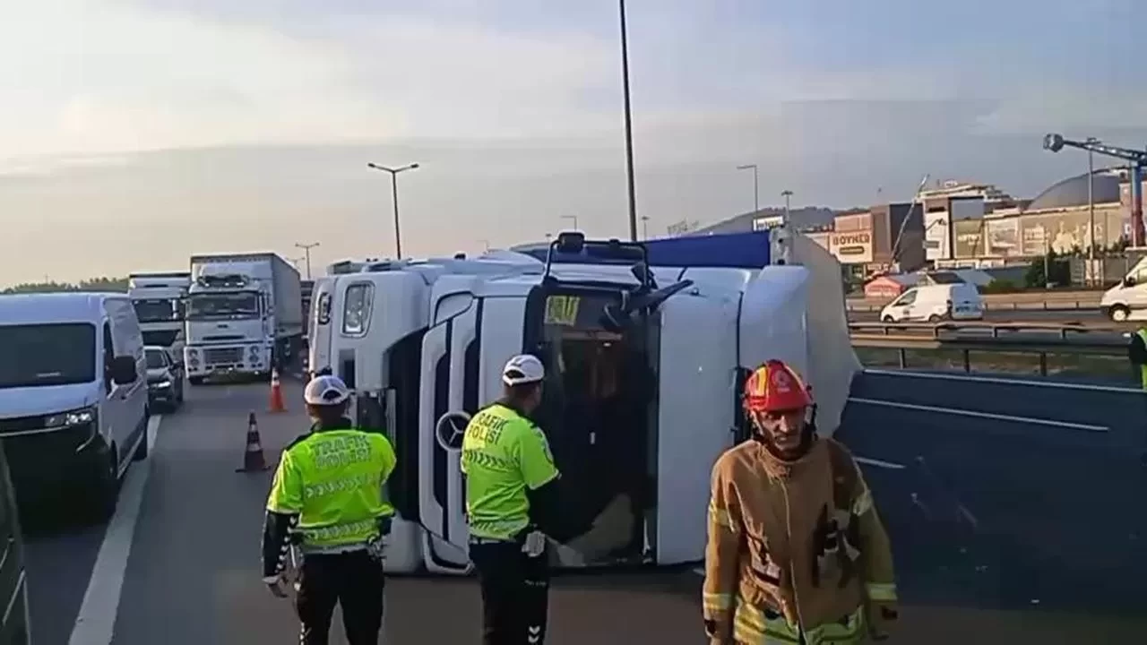 Pendik TEM Otoyolu'nda tır devrildi