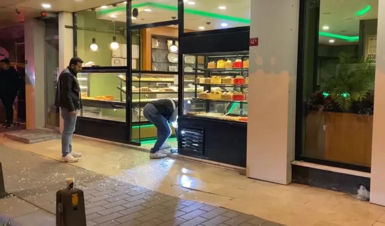 Arkadaşları kaçtı, o kurtulamadı! Kafeye sığınan 17 yaşındaki genç silahlı saldırıya uğradı