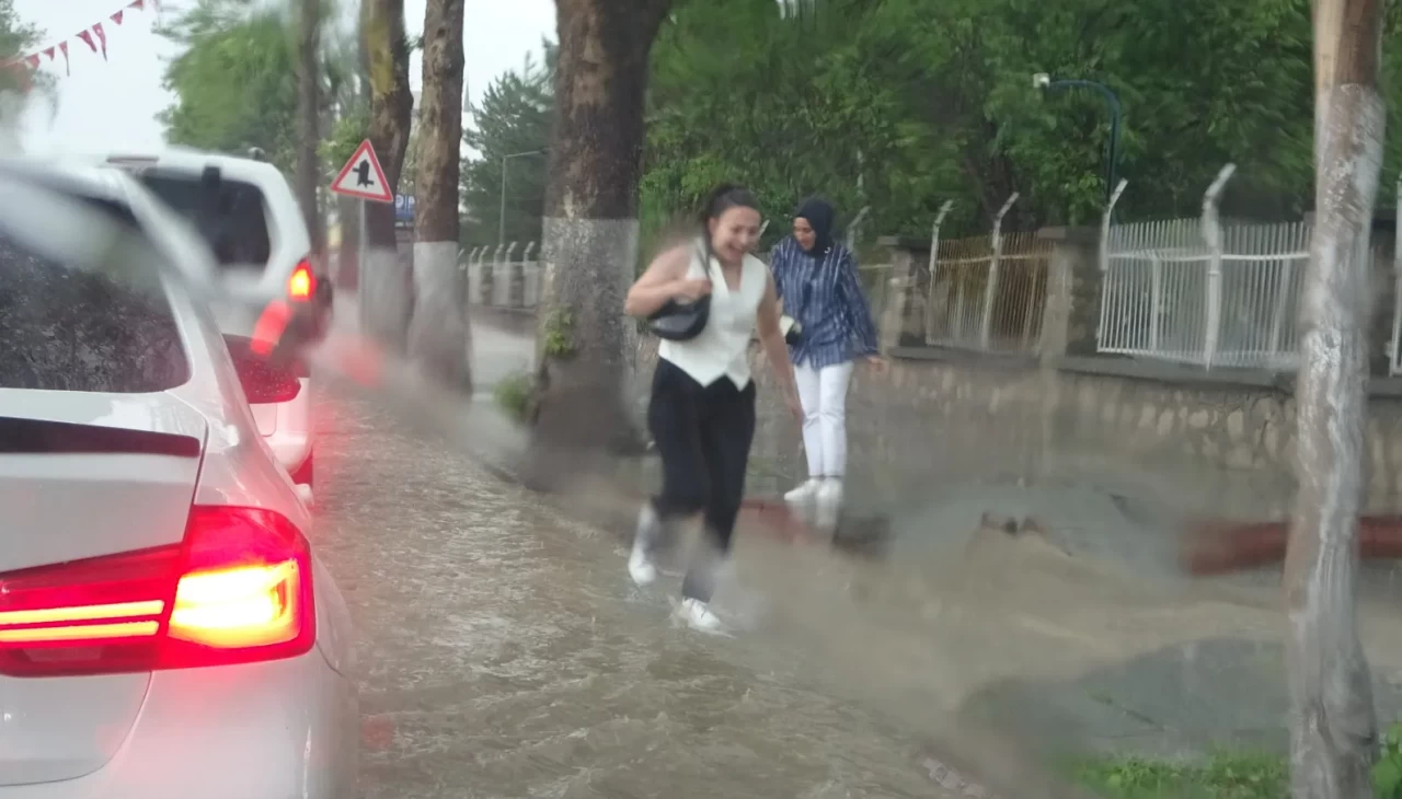 Malatya'da sağanak yağış felaketi! Alt geçitler suyla dolu, ulaşım durdu