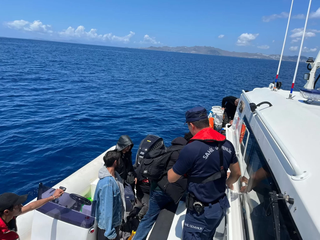 Muğla açıklarında 33 düzensiz göçmen kurtarıldı