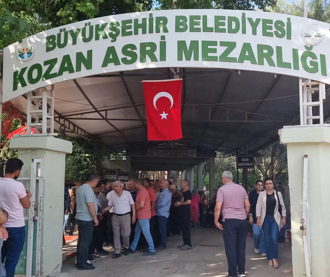 Adana'da öldürülen üç çocuk annesi Esengül Kaya defnedildi