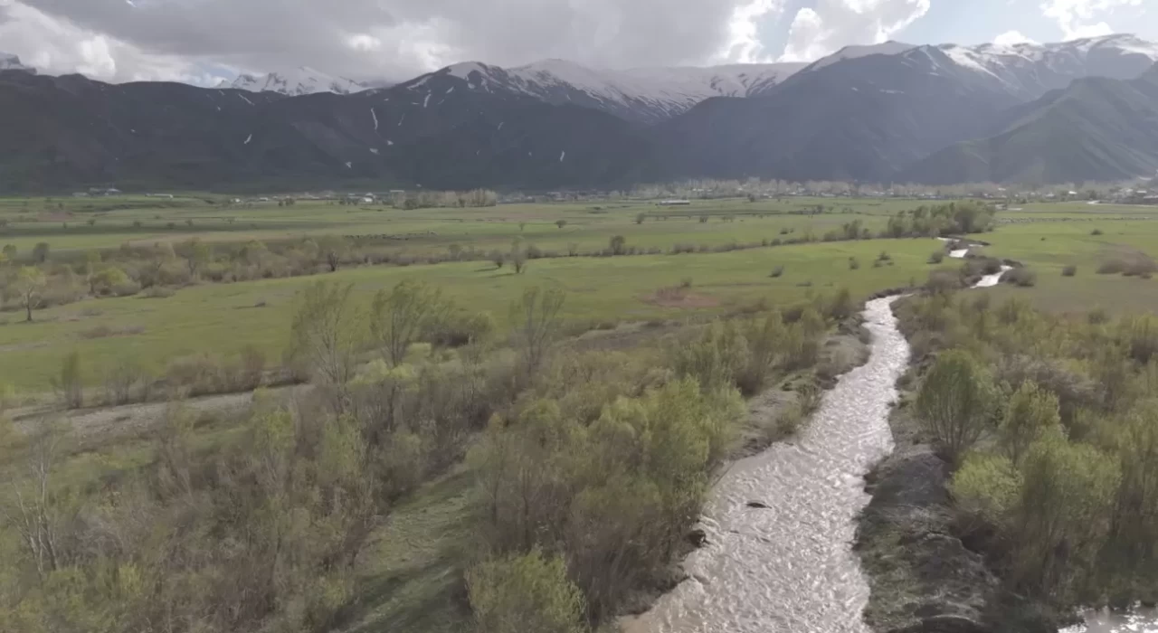 Karlar eridi, hayat yeşerdi! Yüksekova’nın muhteşem manzarası dronla kaydedildi