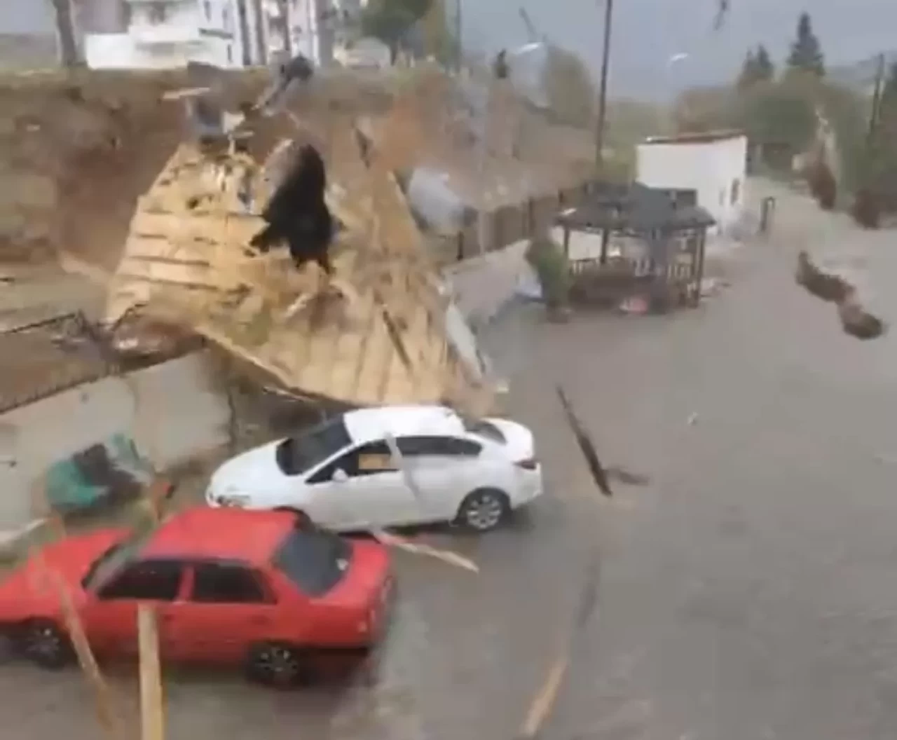 Elazığ’da fırtınadan uçan çatı araçların yanına düştü