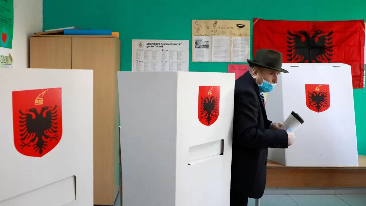 Arnavutluk'ta oy verme işlemi başladı