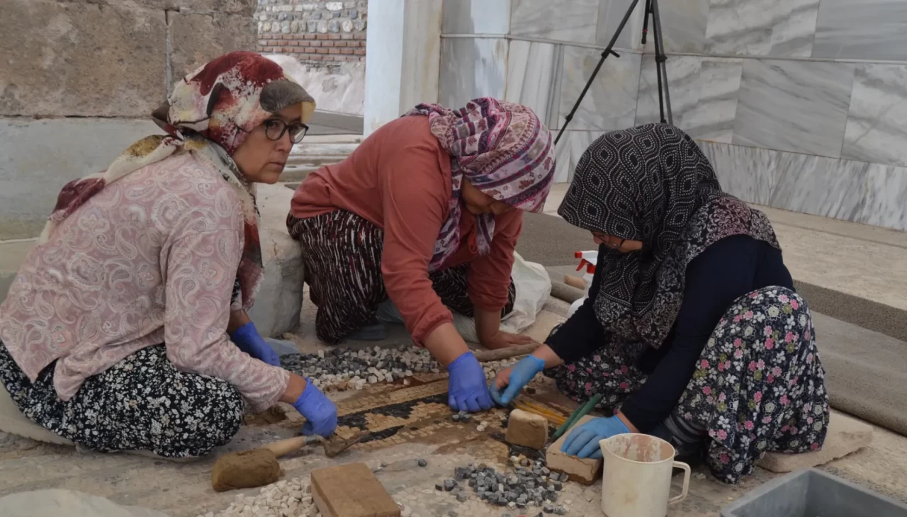 Sardes’te 2 bin yıllık mozaiklere kadın eli değdi