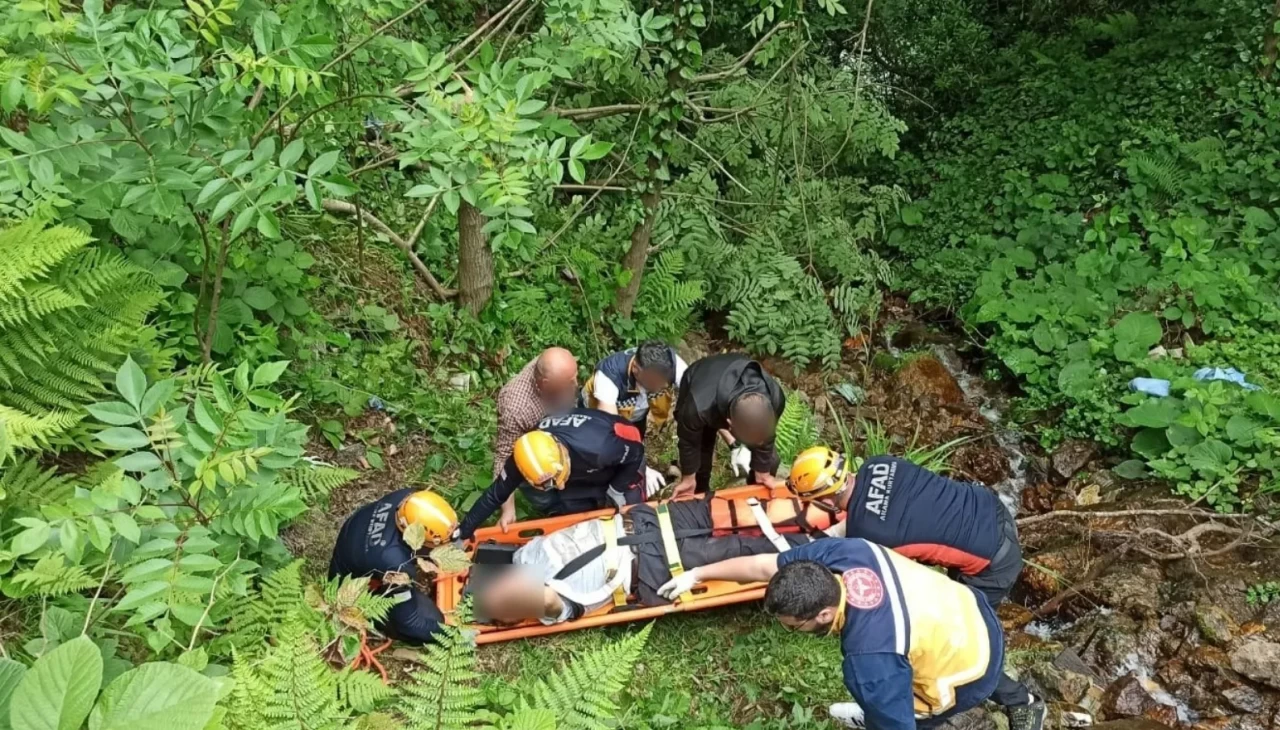 Arazide ağaç keserken yaralanan adamı ekipler kurtardı