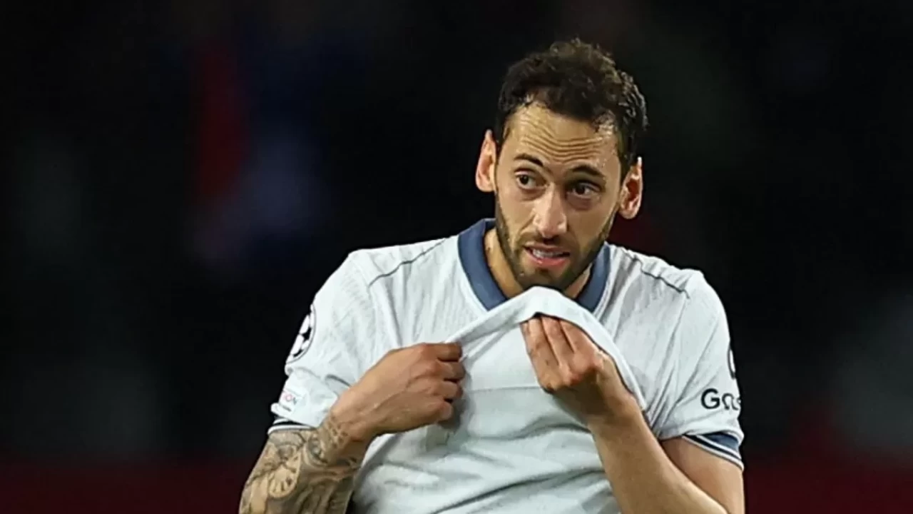 Hakan Çalhanoğlu'ndan taraftarına çağrı