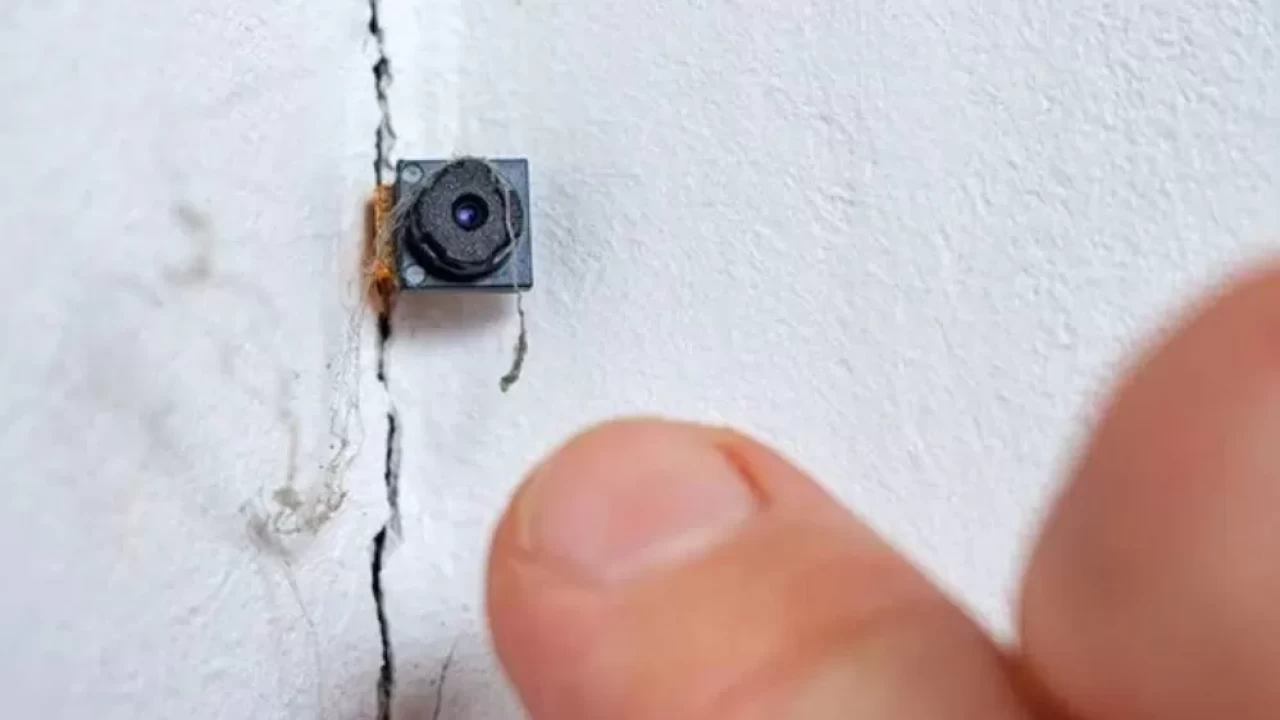 Prizde, ampulde ve hatta şampuanda... Her an izleniyor olabilirsiniz! Gizli kamera skandalı büyüyor