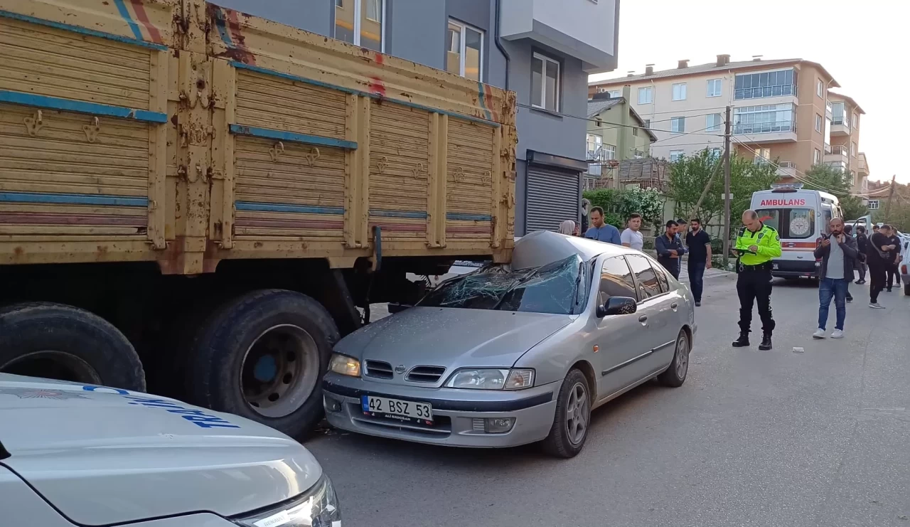 Konya'da otomobil, kamyonun altına girdi: 2 yaralı