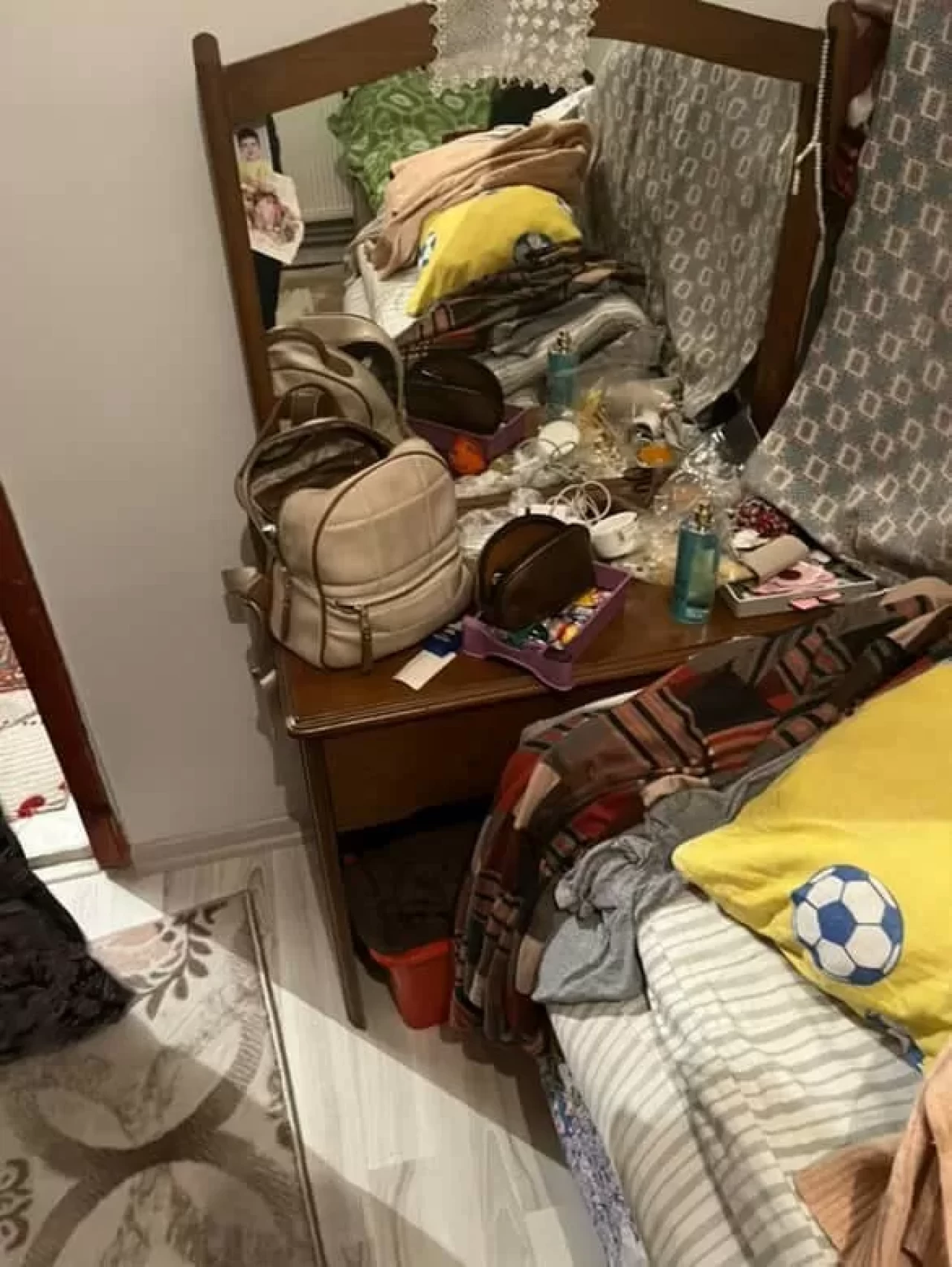 Kapının önünde oturan ev sahibine rağmen eşyalar çalındı