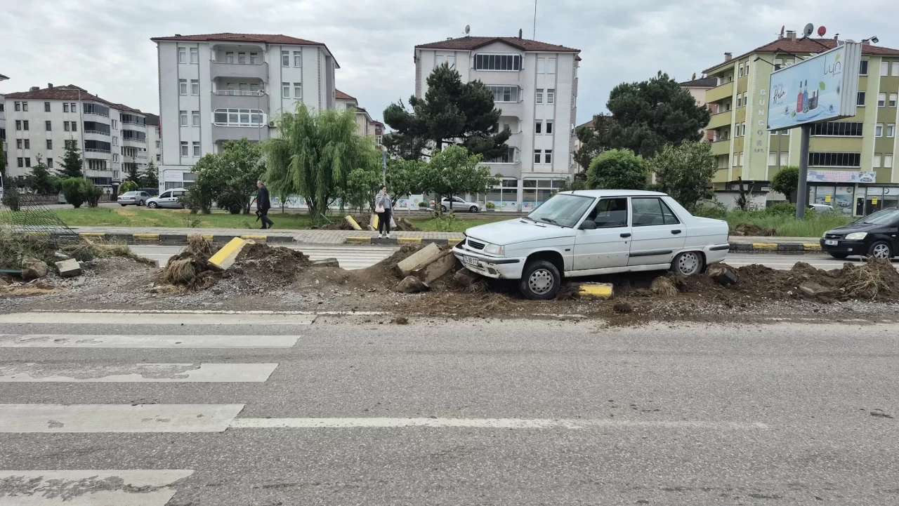Bartın’da korkutan kaza! Sürücü, yoldan çıkan otomobili bırakıp kaçtı!