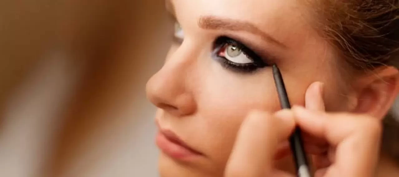 Dumanlı Göz Makyajı Nedir? Göz Alıcı Bakışların Sırrı