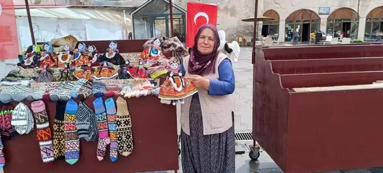 Anneanneden toruna uzanan bir gelenek: 5 dili turistlere bez bebek satarak öğrendi