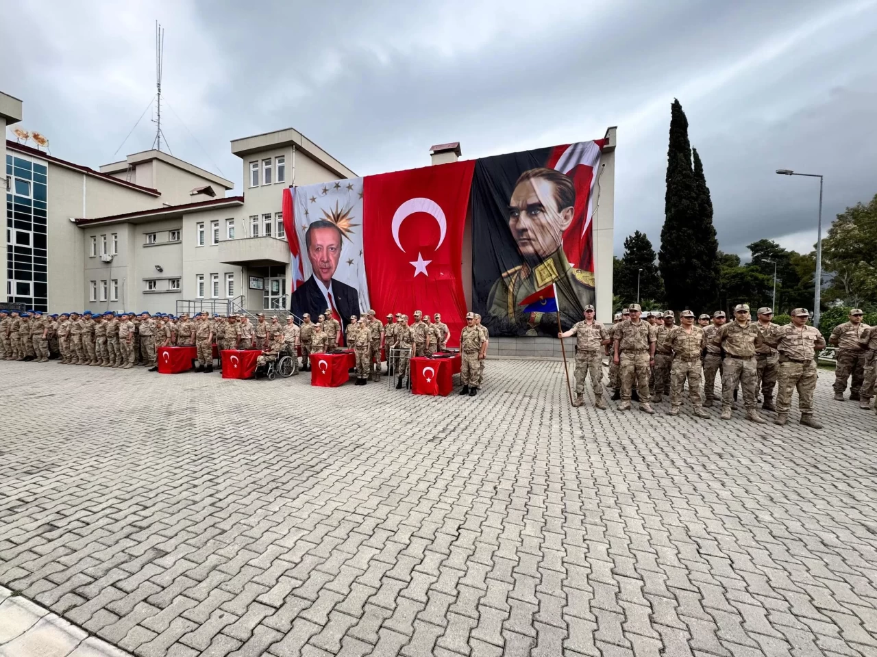 Hatay'da 14 engelli genç üniforma giyip bir günlüğüne asker oldu