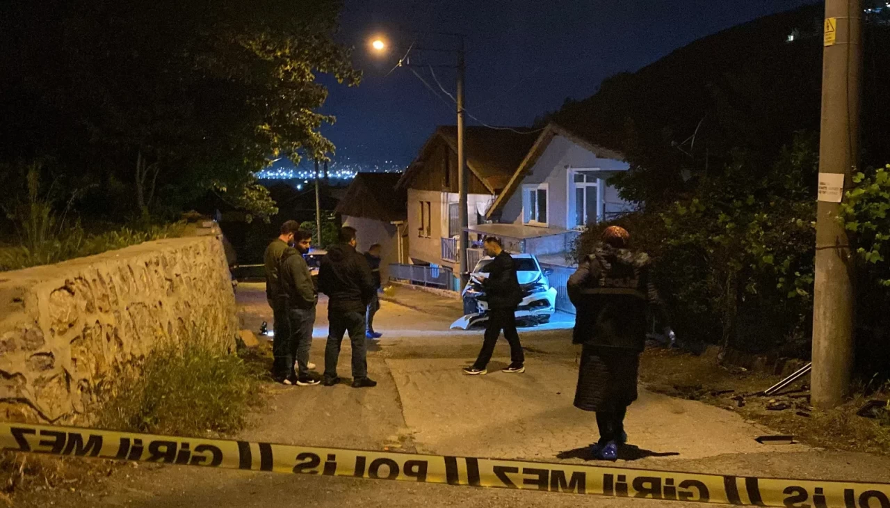 Kurşun yağmuruna tutulan otomobil kaza yaptı