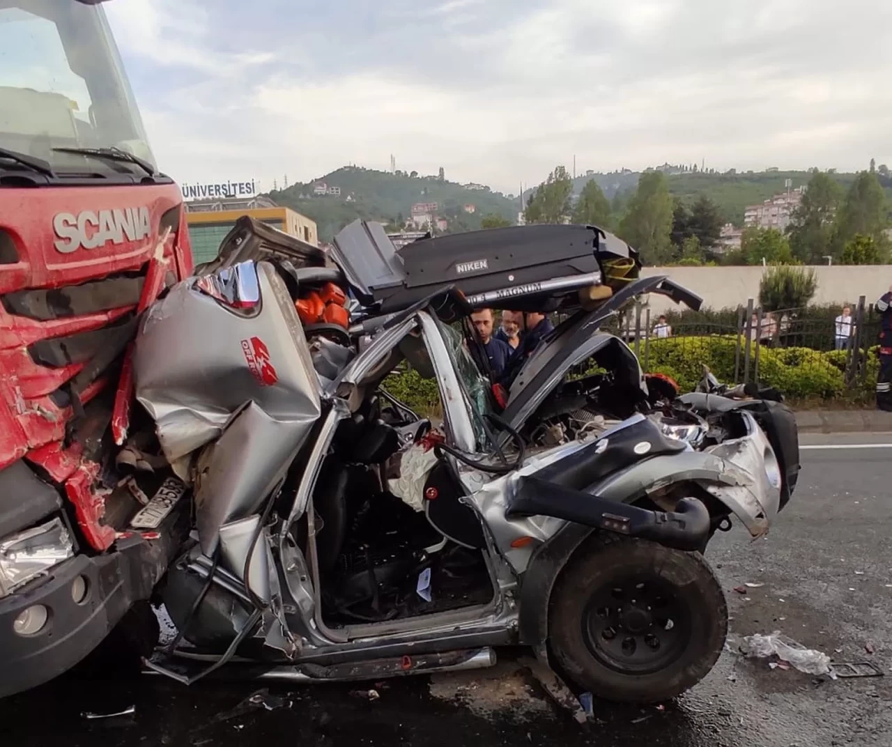 Trabzon'da demir yığınına dönen otomobilden inanılmaz kurtuluş