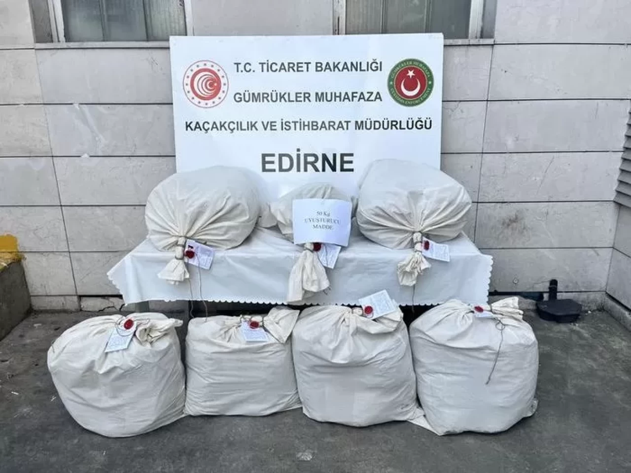 Edirne Kapıkule’de minibüste 49 kilo uyuşturucu ele geçirildi