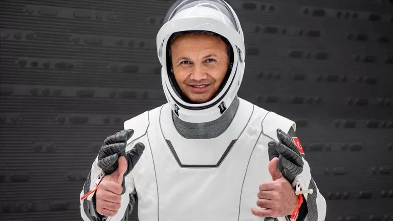 Türkiye'nin ilk astronotu Gezeravcı öğrencilerle buluştu