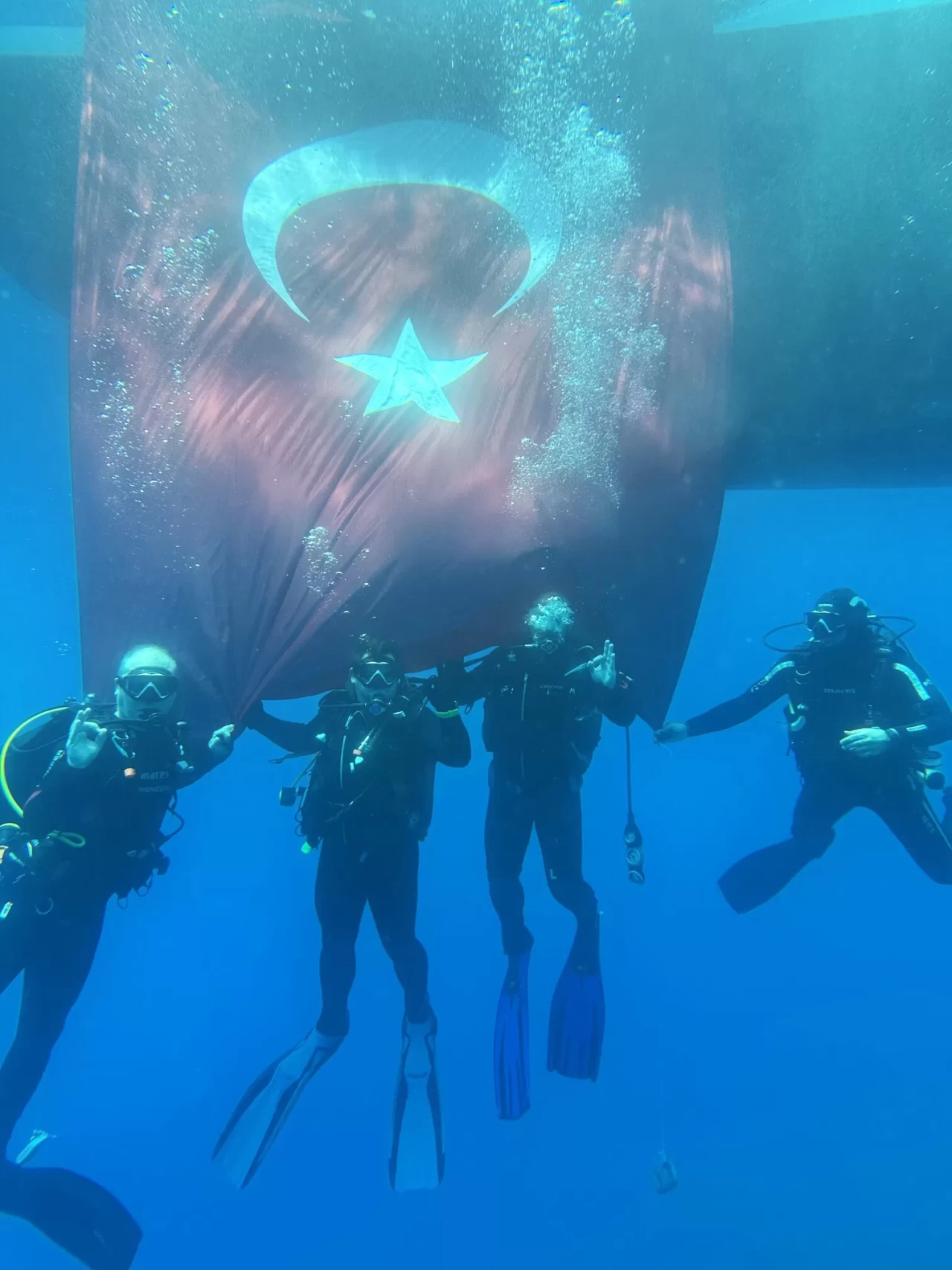 Bodrum'da dalgıçlar 19 Mayıs'ı deniz altında kutladı