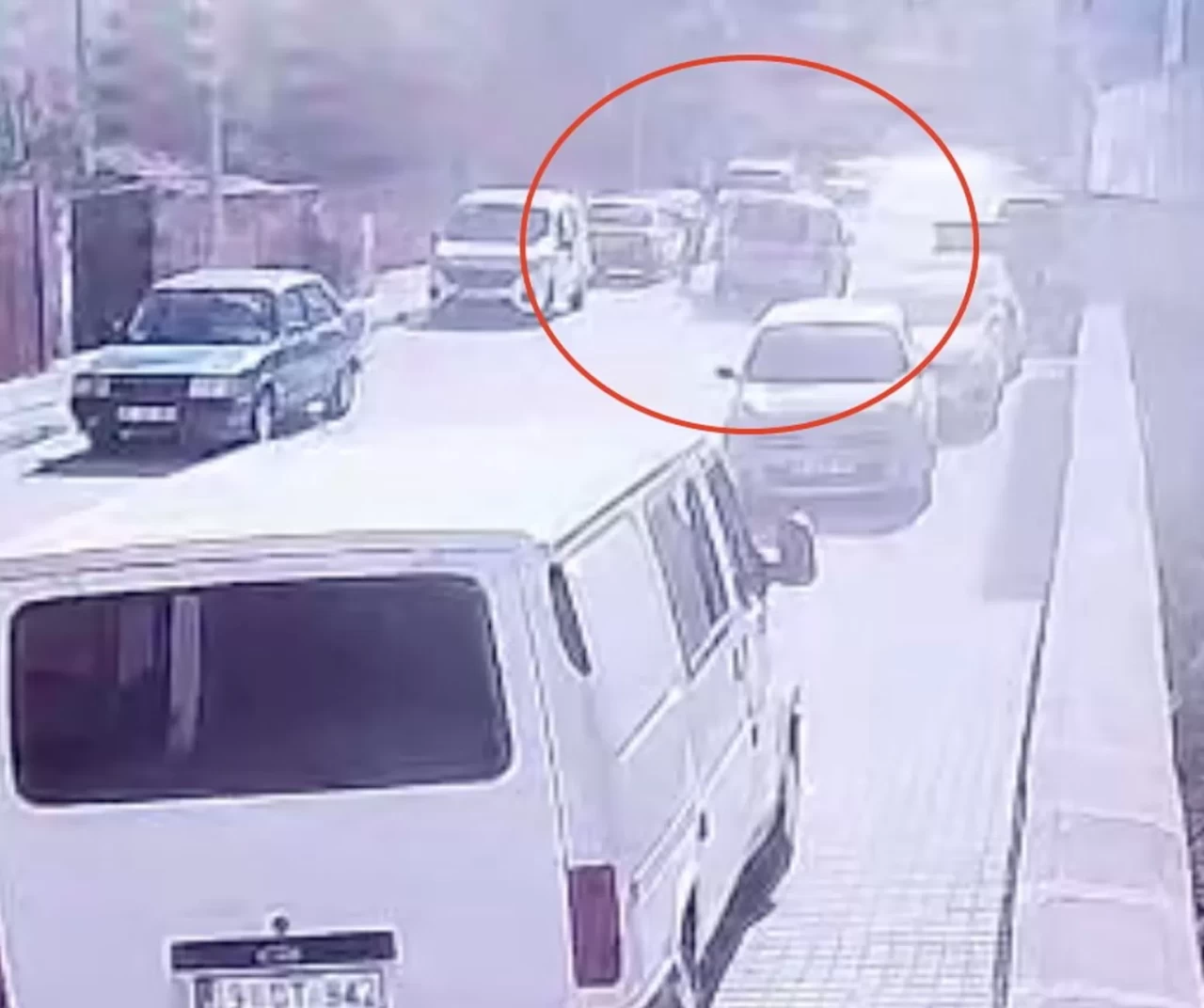 Yola aniden fırlayan çocuğa araç çarptı