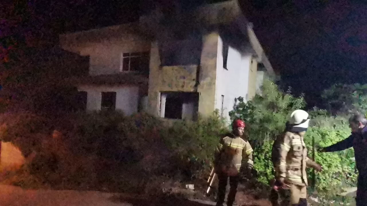 Mudanya'da metruk bina alev alev yandı!