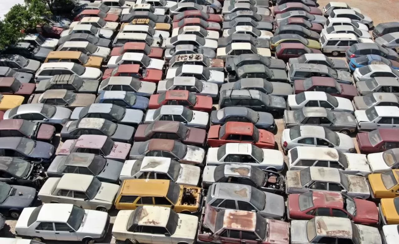 Araç mezarlığı! 25 yıldır bekleyen araçlar var