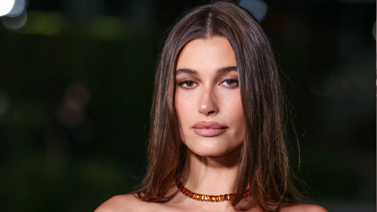 Dünyaca ünlü yıldız Hailey Bieber'ın çantasından büyü çıktı!