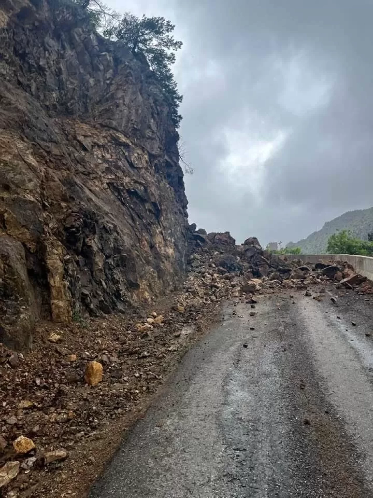 Gümüşhane'de grup köy yolu heyelan nedeniyle ulaşıma kapandı