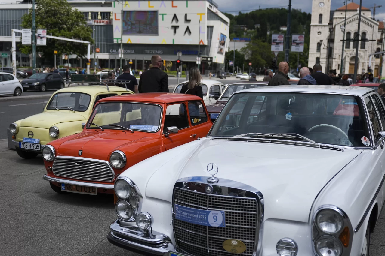 Avrupa'daki klasik otomobil tutkunları Saraybosna'da buluştu