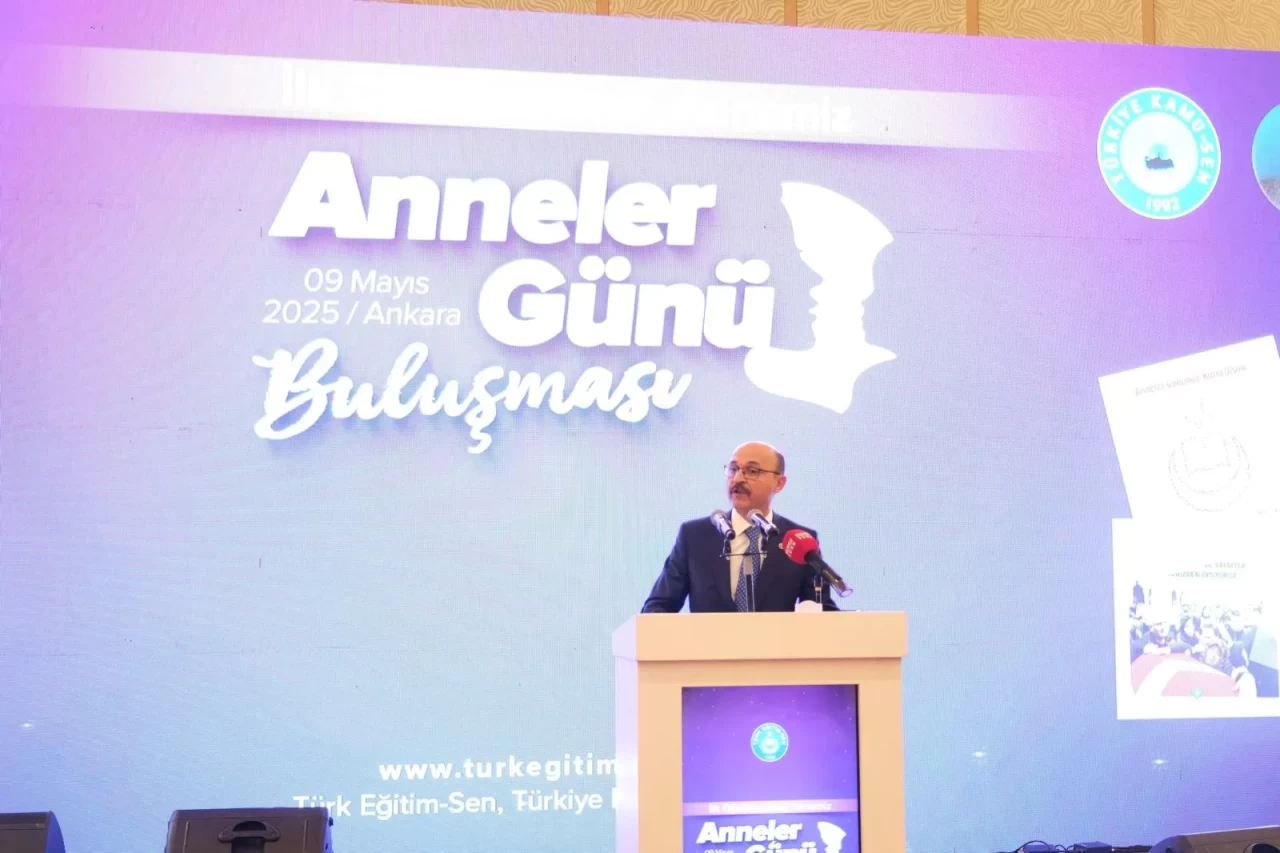 Türk Eğitim Sen'den "İlk Öğretmenimiz Annemiz" Anneler Günü Programı