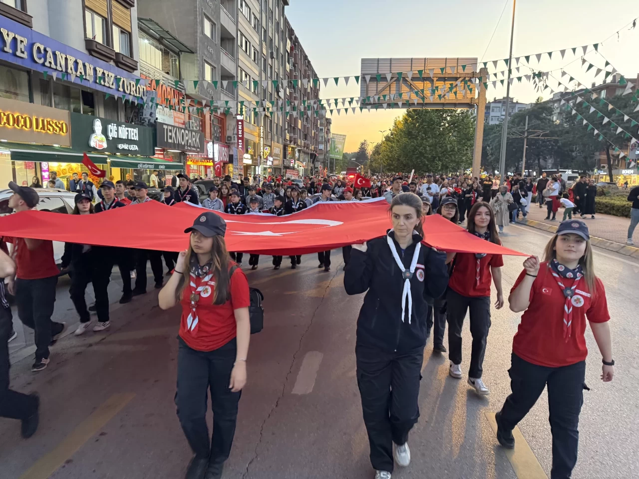 Kocaeli'de 19 Mayıs etkinlikleri kapsamında kortej yürüyüşü yapıldı