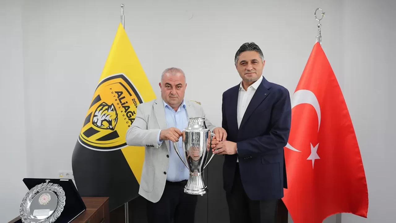 3. Lig'in namağlup şampiyonu Aliağaspor FK'ye kupası teslim edildi