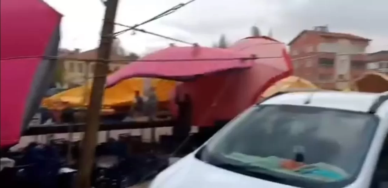 Fırtına pazar yerini savaş alanına çevirdi