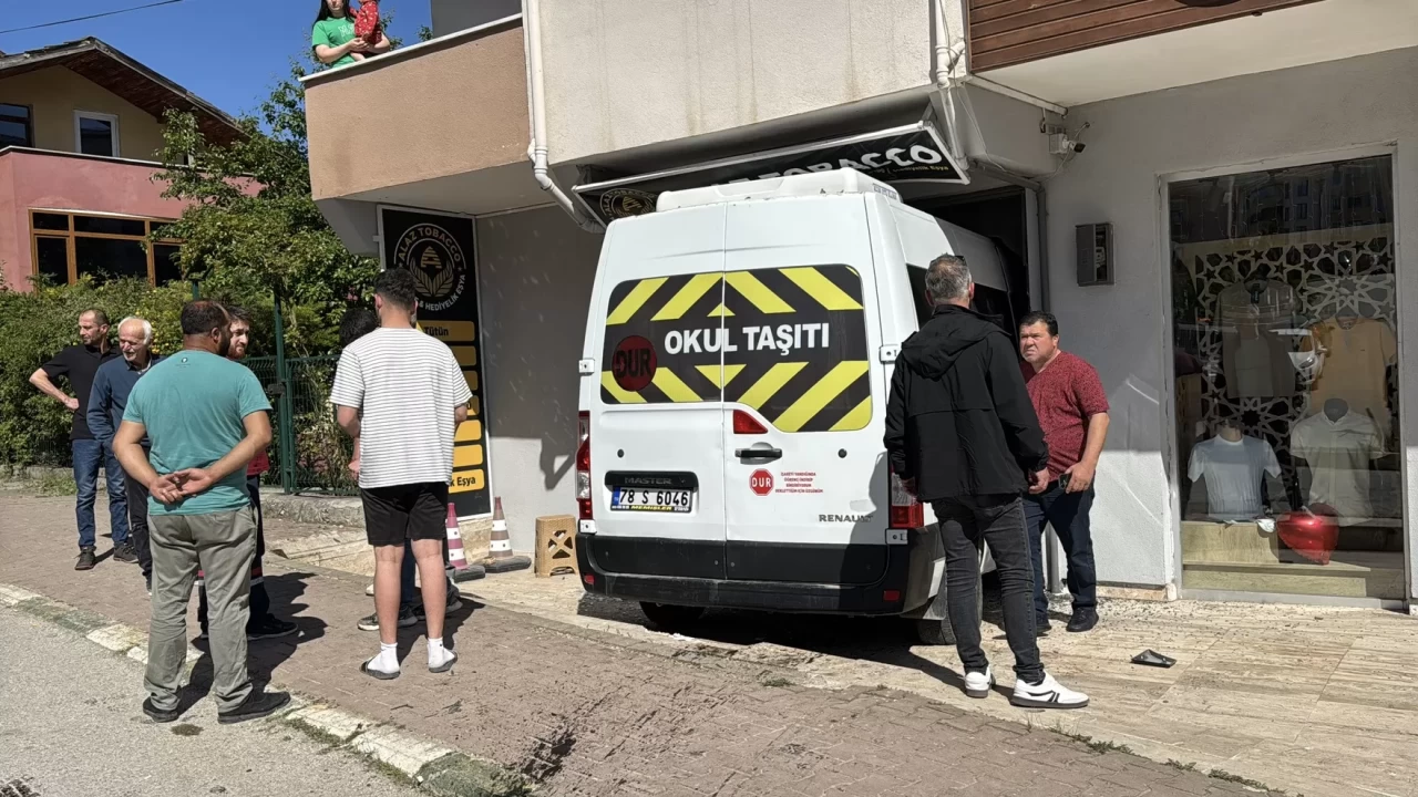 Karabük'te kontrolden çıkan öğrenci servisi iş yerine girdi