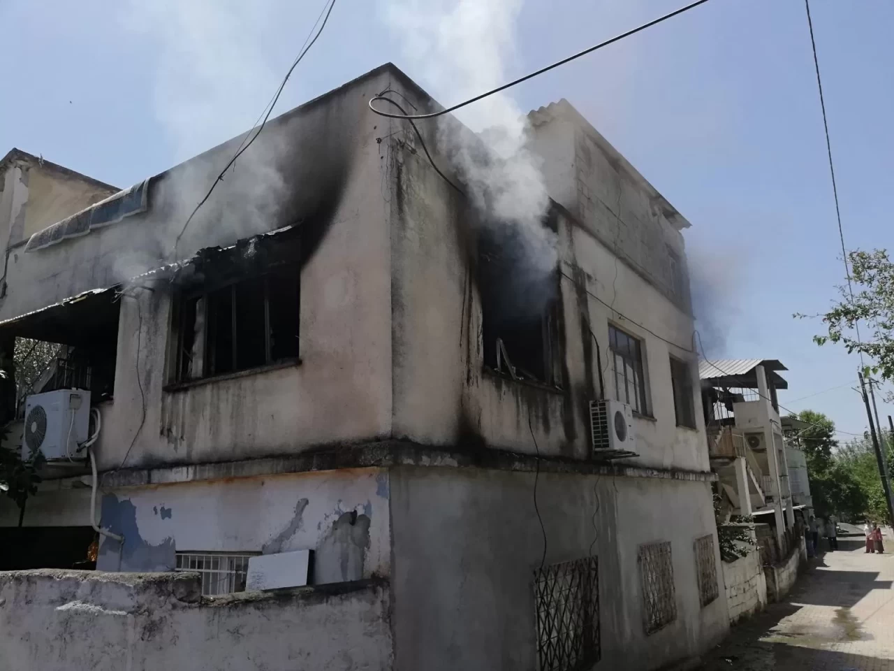 Hatay'da yangın: Ev alev alev yandı!