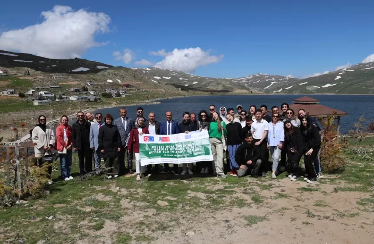 Avrupalı gençler Bayburt'un tarihi ve turistik mekanlarını gezdi
