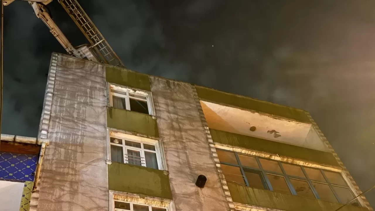 İstanbul’da 7 katlı binanın çatısında yangın paniği