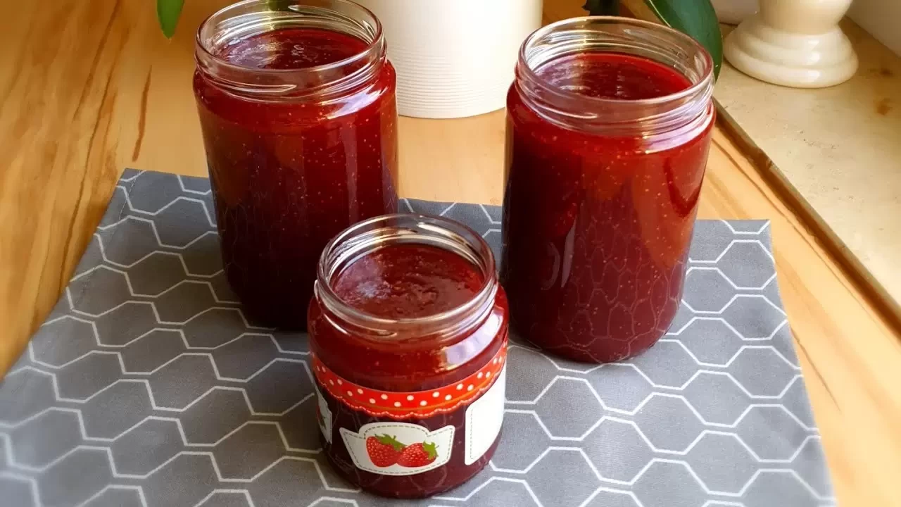 Çilek Marmelatı Nasıl Yapılır? Yazın Tatlı Rüyası Kavanozlarda!