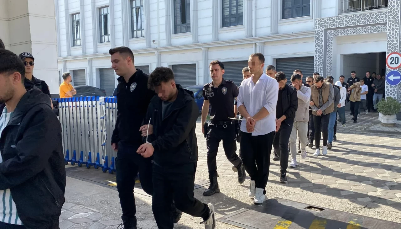 Sahte araç kiralama sitesiyle 122 kişi dolandırılmıştı: 52 şüpheli tutuklandı