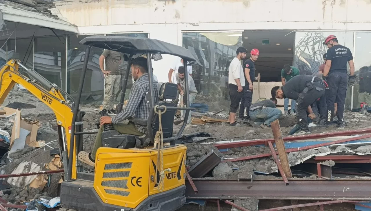 Antalya'da faciadan dönüldü: Otel inşaatının balkonu göçtü