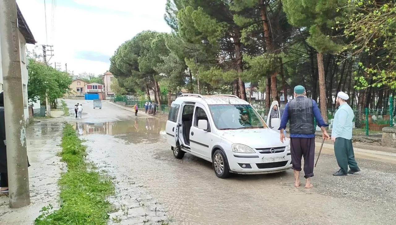 Fındık büyüklüğünde yağan dolu trafik kazasını beraberinde getirdi