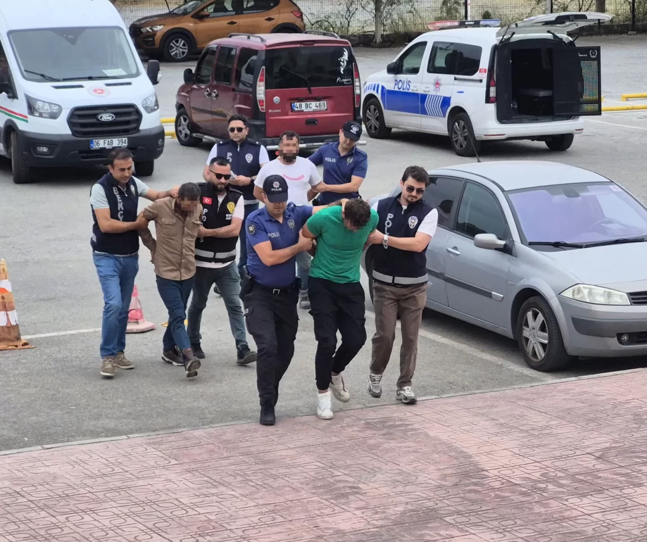 Polise saldıran alkollü zanlılar adli kontrolle serbest bırakıldı